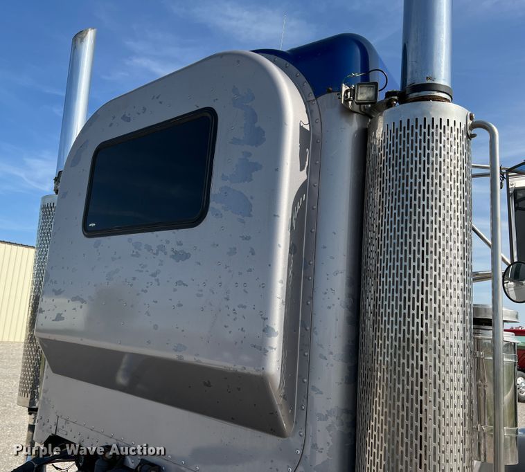 image for item IG9426 2000 Peterbilt 377  semi truck