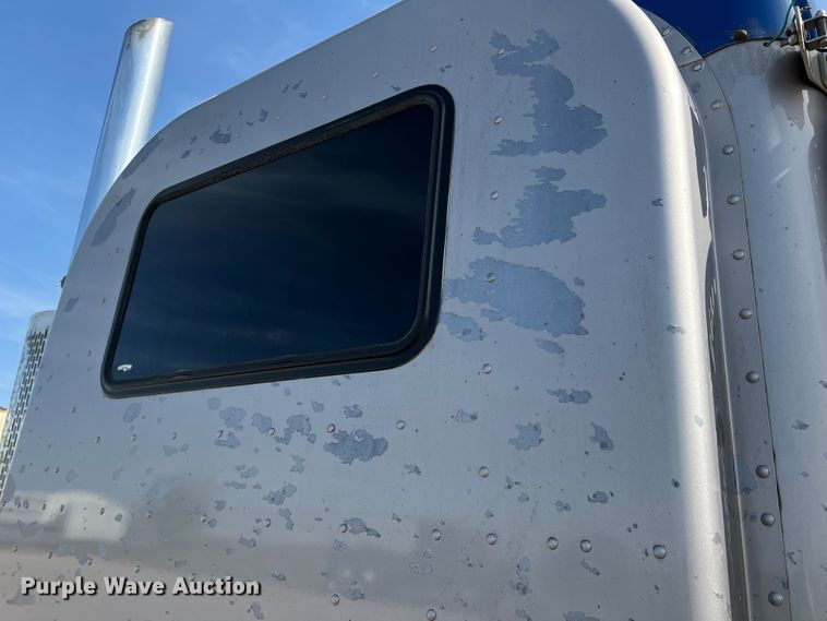 image for item IG9426 2000 Peterbilt 377  semi truck