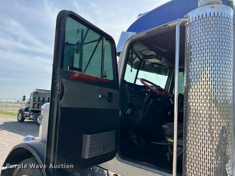 image for item IG9426 2000 Peterbilt 377  semi truck