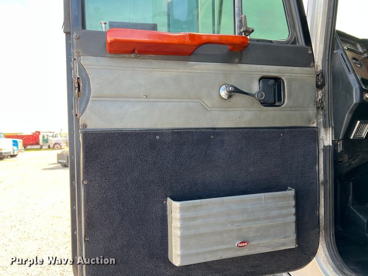 image for item IG9426 2000 Peterbilt 377  semi truck