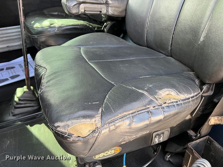 image for item IG9426 2000 Peterbilt 377  semi truck