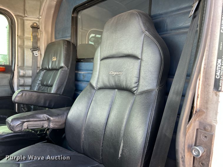 image for item IG9426 2000 Peterbilt 377  semi truck