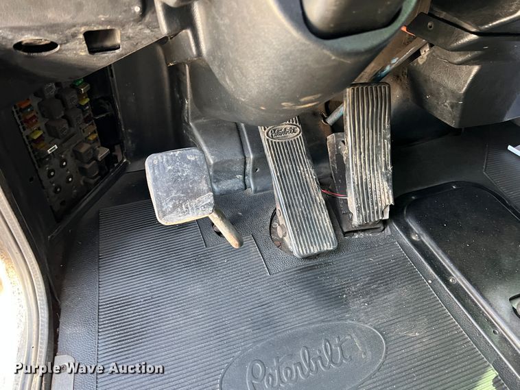 image for item IG9426 2000 Peterbilt 377  semi truck