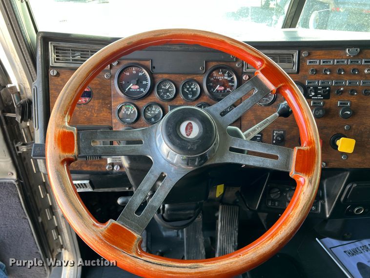 image for item IG9426 2000 Peterbilt 377  semi truck