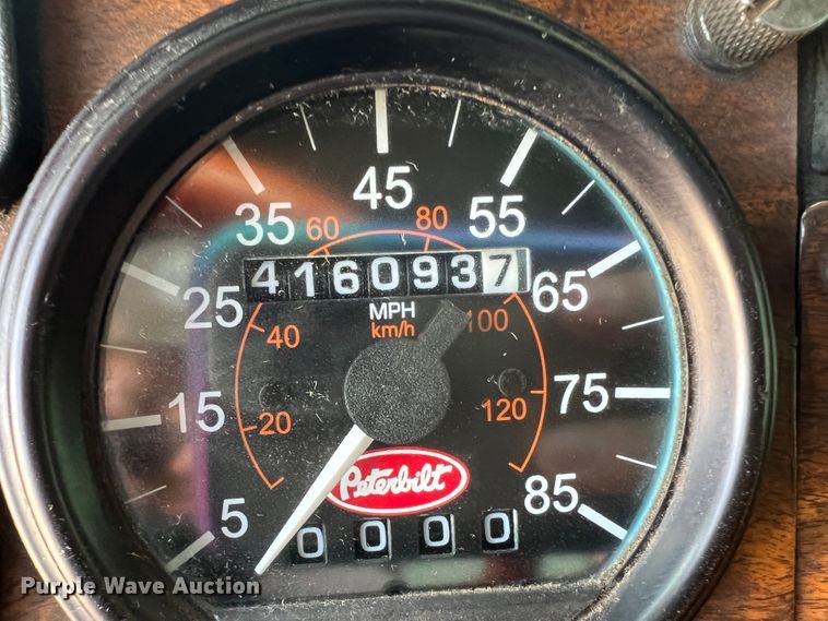 image for item IG9426 2000 Peterbilt 377  semi truck