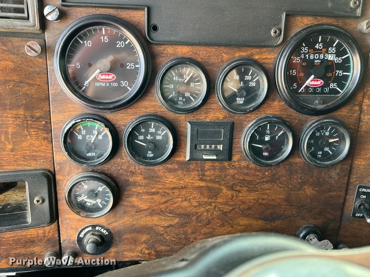 image for item IG9426 2000 Peterbilt 377  semi truck