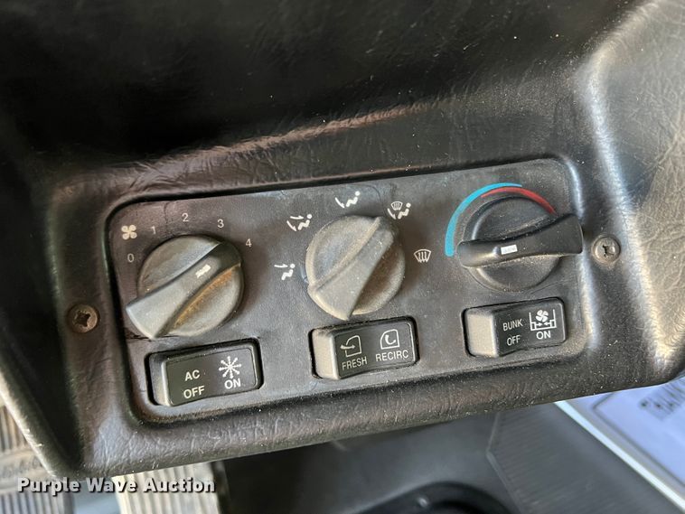 image for item IG9426 2000 Peterbilt 377  semi truck