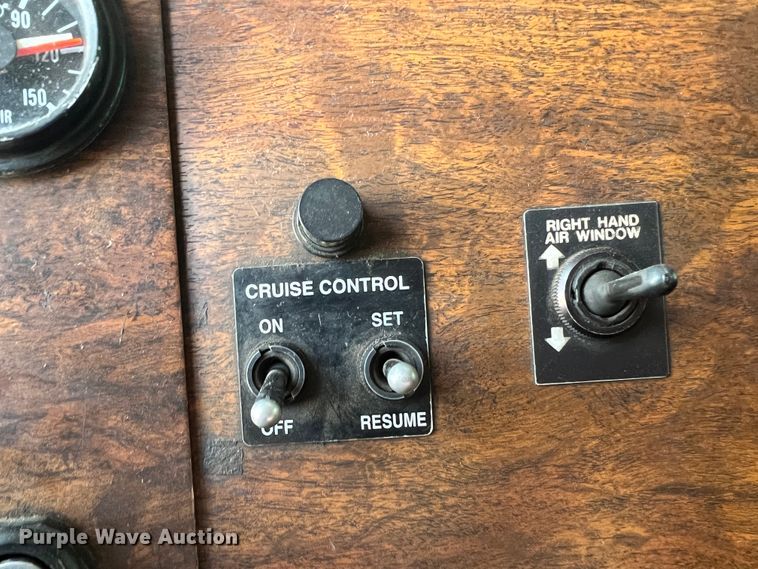 image for item IG9426 2000 Peterbilt 377  semi truck