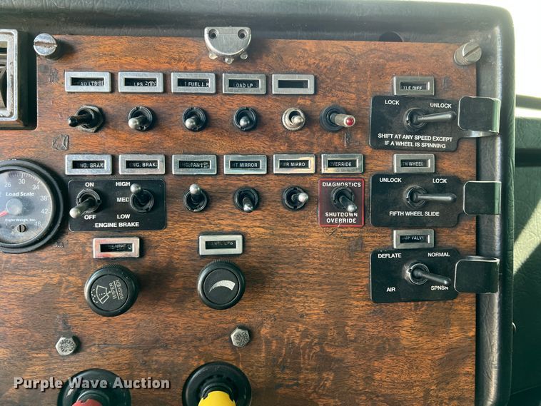 image for item IG9426 2000 Peterbilt 377  semi truck