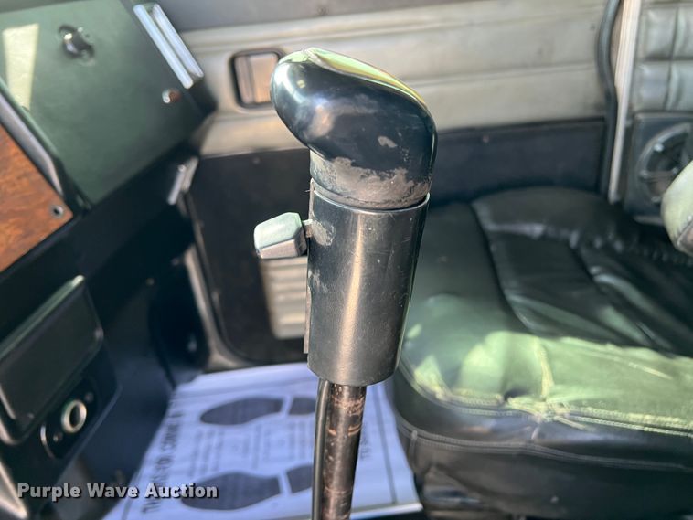 image for item IG9426 2000 Peterbilt 377  semi truck