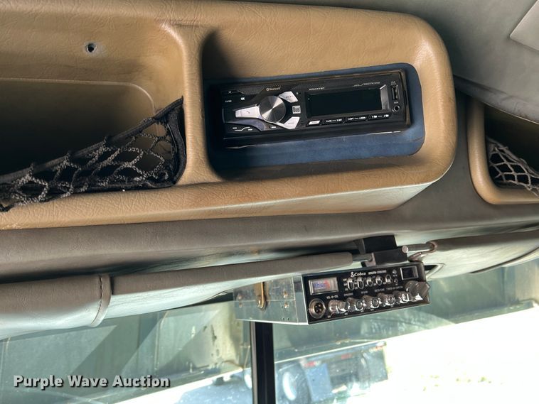 image for item IG9426 2000 Peterbilt 377  semi truck