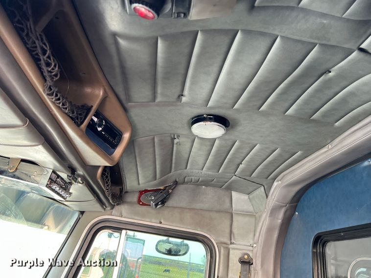 image for item IG9426 2000 Peterbilt 377  semi truck