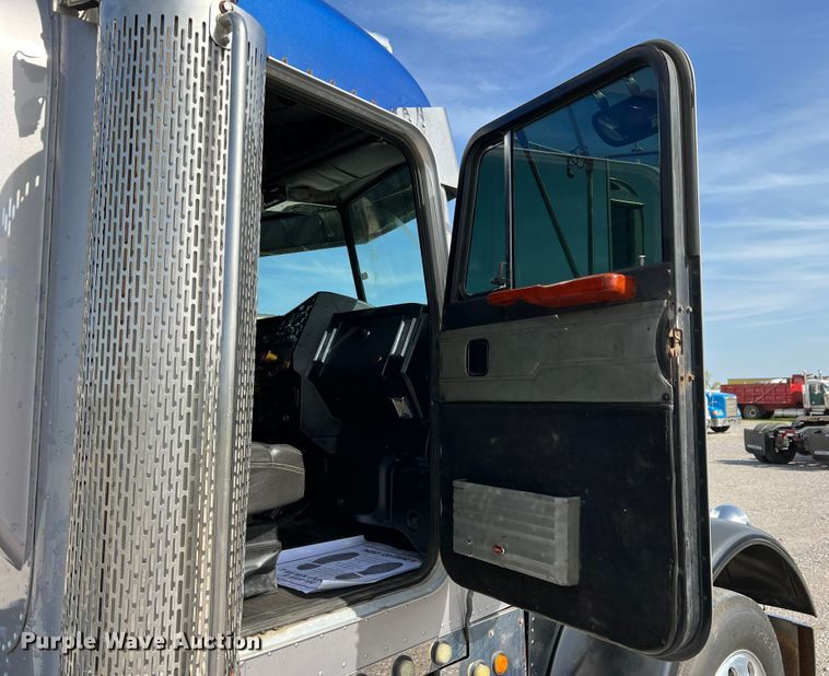 image for item IG9426 2000 Peterbilt 377  semi truck