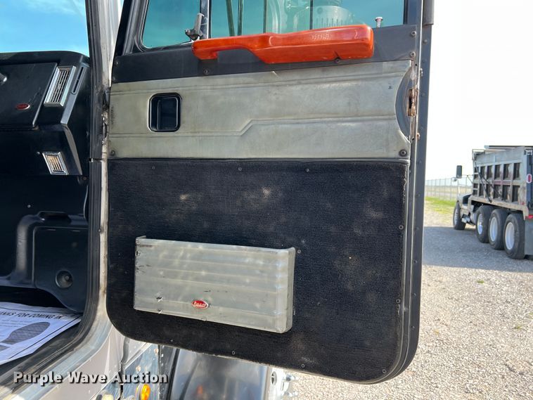 image for item IG9426 2000 Peterbilt 377  semi truck