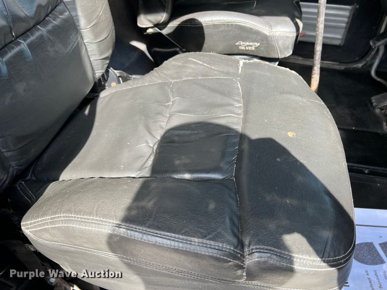 image for item IG9426 2000 Peterbilt 377  semi truck