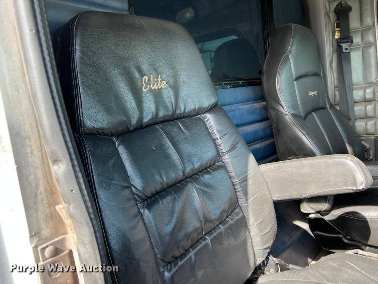 image for item IG9426 2000 Peterbilt 377  semi truck