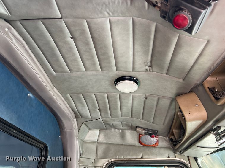 image for item IG9426 2000 Peterbilt 377  semi truck