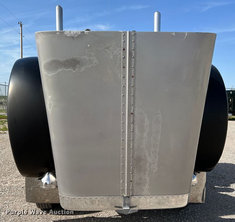 image for item IG9426 2000 Peterbilt 377  semi truck