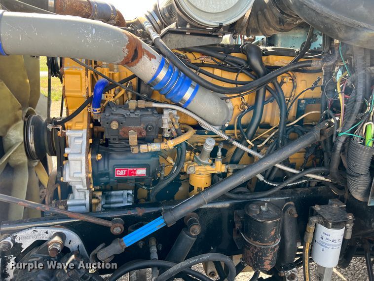 image for item IG9426 2000 Peterbilt 377  semi truck