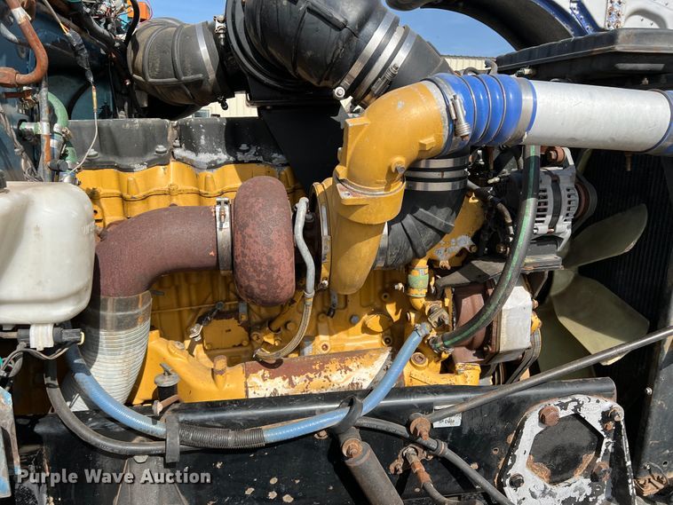 image for item IG9426 2000 Peterbilt 377  semi truck