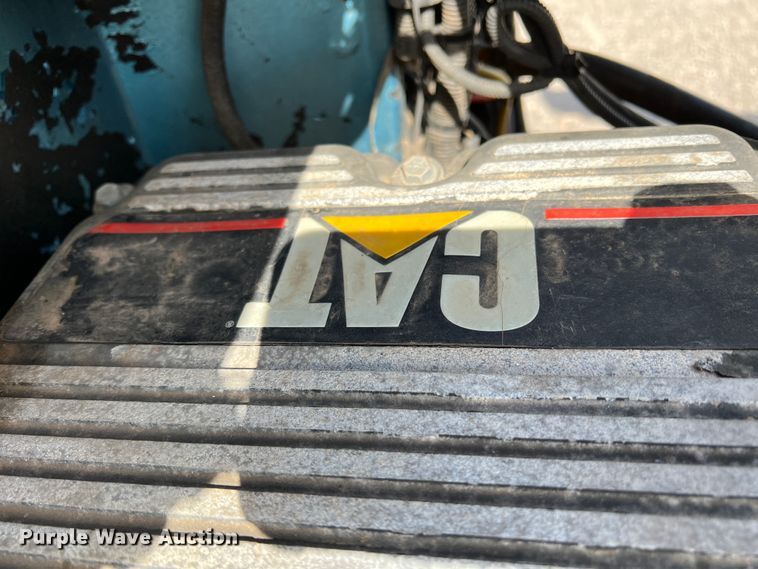 image for item IG9426 2000 Peterbilt 377  semi truck