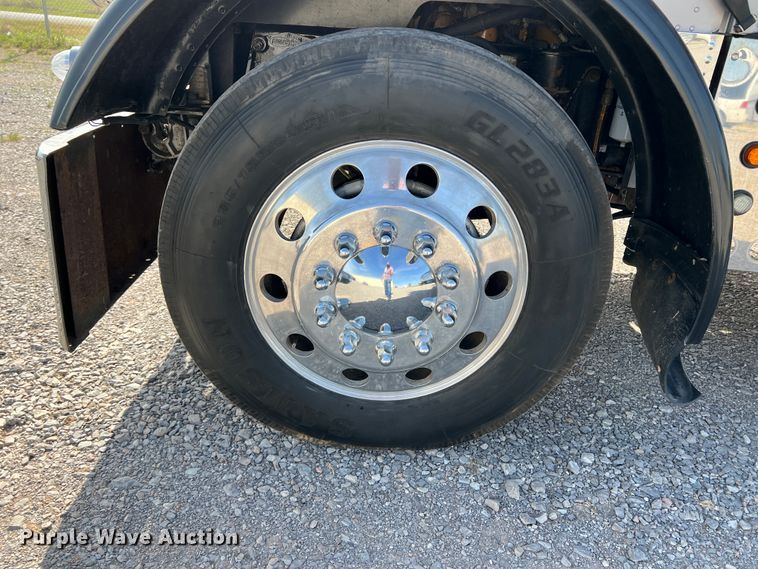 image for item IG9426 2000 Peterbilt 377  semi truck