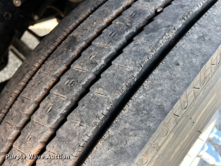 image for item IG9426 2000 Peterbilt 377  semi truck