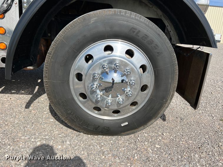 image for item IG9426 2000 Peterbilt 377  semi truck