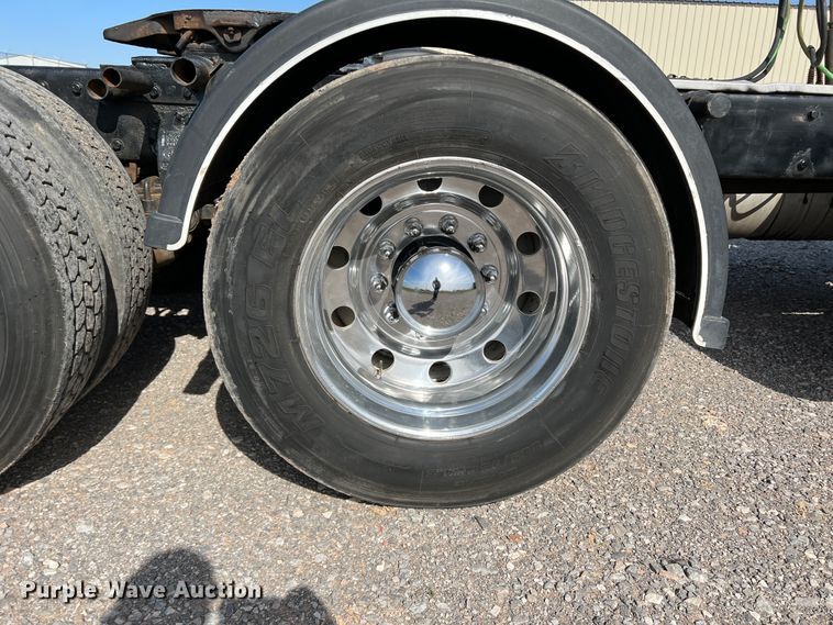 image for item IG9426 2000 Peterbilt 377  semi truck