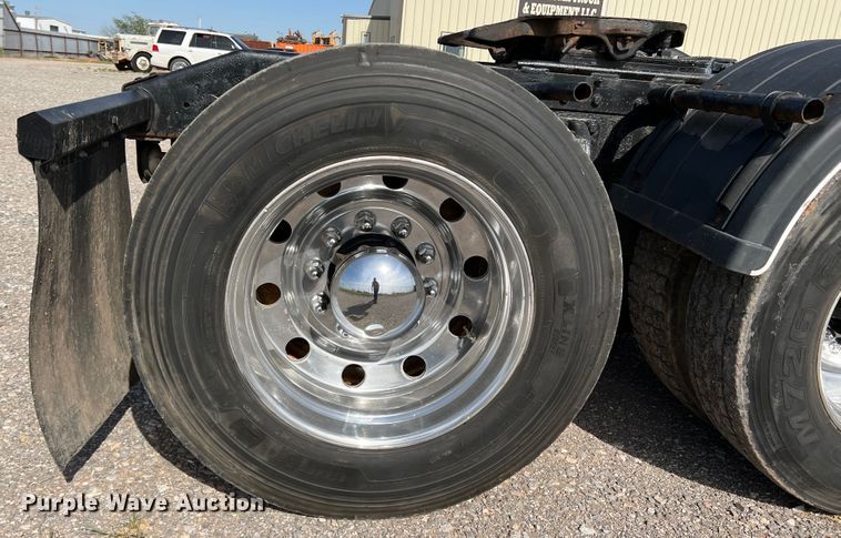 image for item IG9426 2000 Peterbilt 377  semi truck