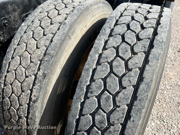 image for item IG9426 2000 Peterbilt 377  semi truck