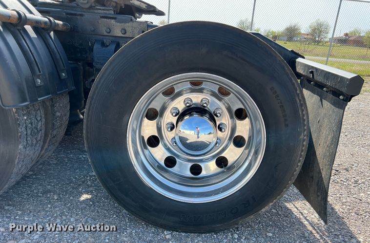 image for item IG9426 2000 Peterbilt 377  semi truck