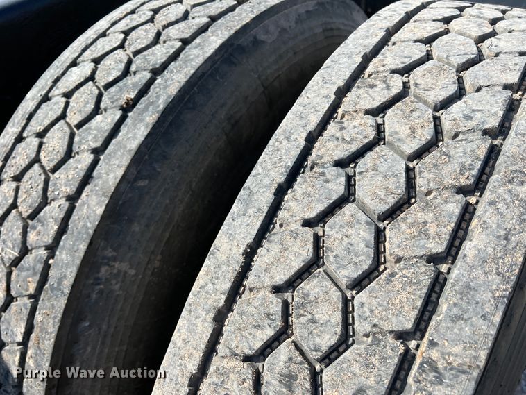 image for item IG9426 2000 Peterbilt 377  semi truck