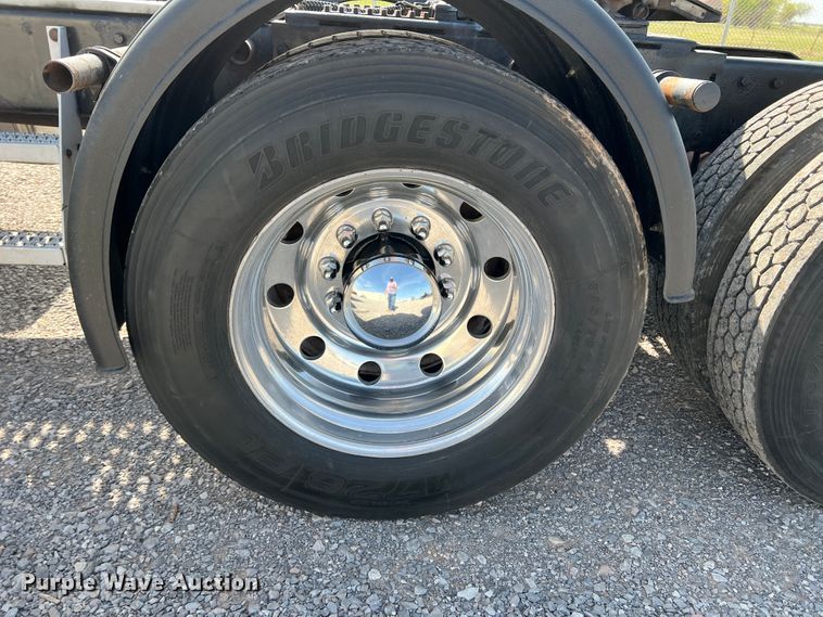 image for item IG9426 2000 Peterbilt 377  semi truck