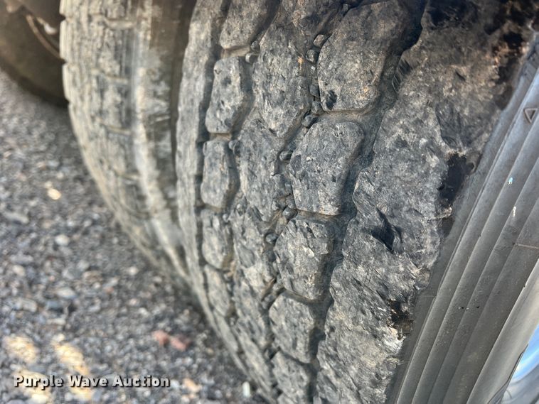 image for item IG9426 2000 Peterbilt 377  semi truck