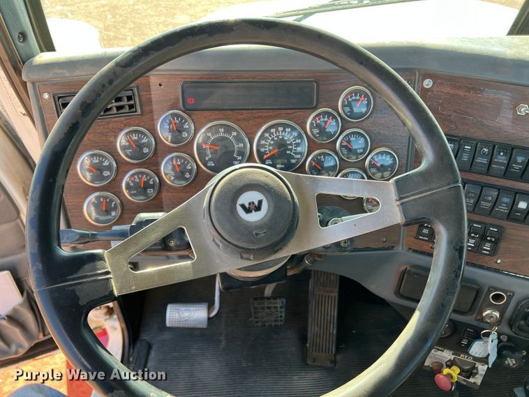 image for item IG9430 2007 Western Star 4900 SA  semi truck