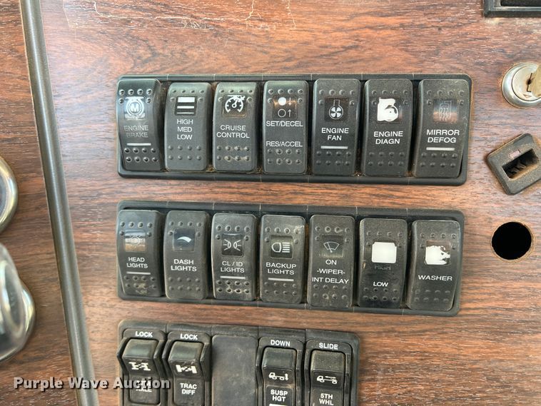 image for item IG9430 2007 Western Star 4900 SA  semi truck