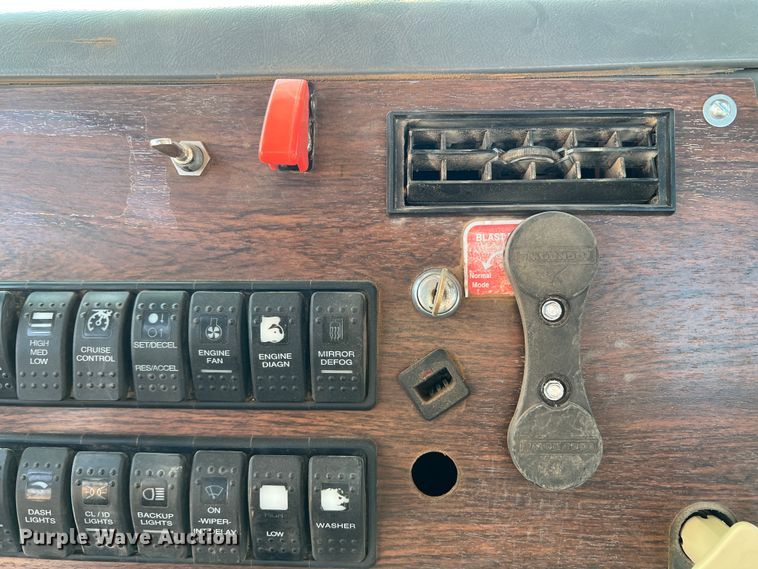 image for item IG9430 2007 Western Star 4900 SA  semi truck