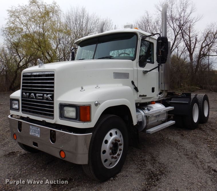 image for item IM9964 2006 Mack CHN600  semi truck