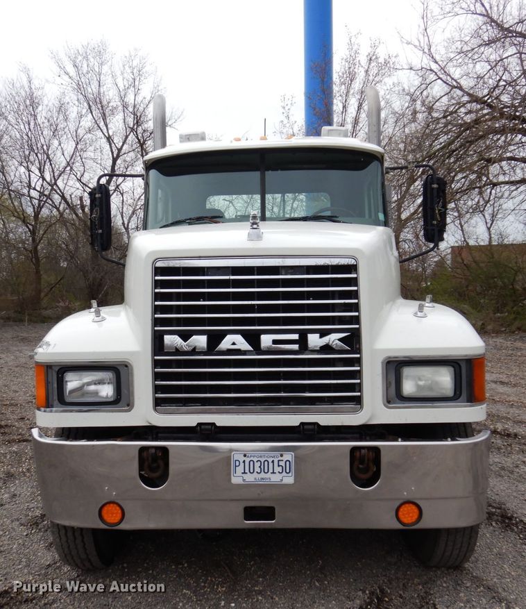 image for item IM9964 2006 Mack CHN600  semi truck