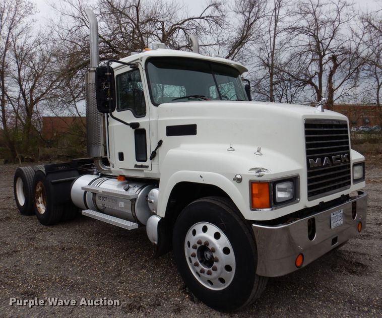 image for item IM9964 2006 Mack CHN600  semi truck