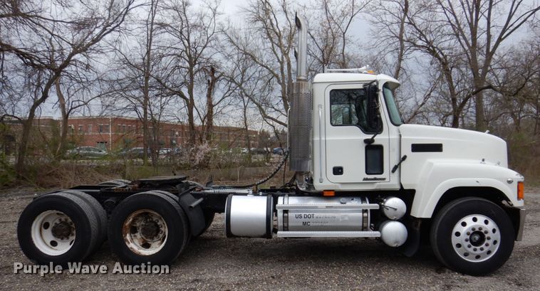 image for item IM9964 2006 Mack CHN600  semi truck