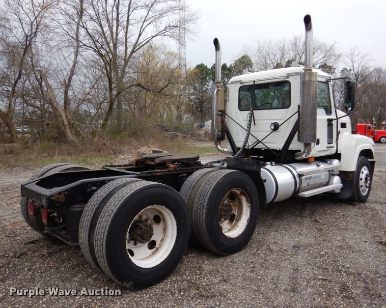 image for item IM9964 2006 Mack CHN600  semi truck