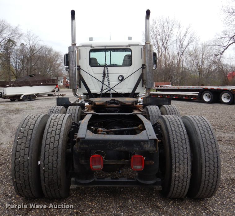 image for item IM9964 2006 Mack CHN600  semi truck