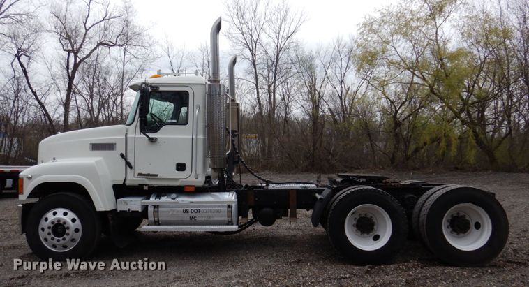 image for item IM9964 2006 Mack CHN600  semi truck