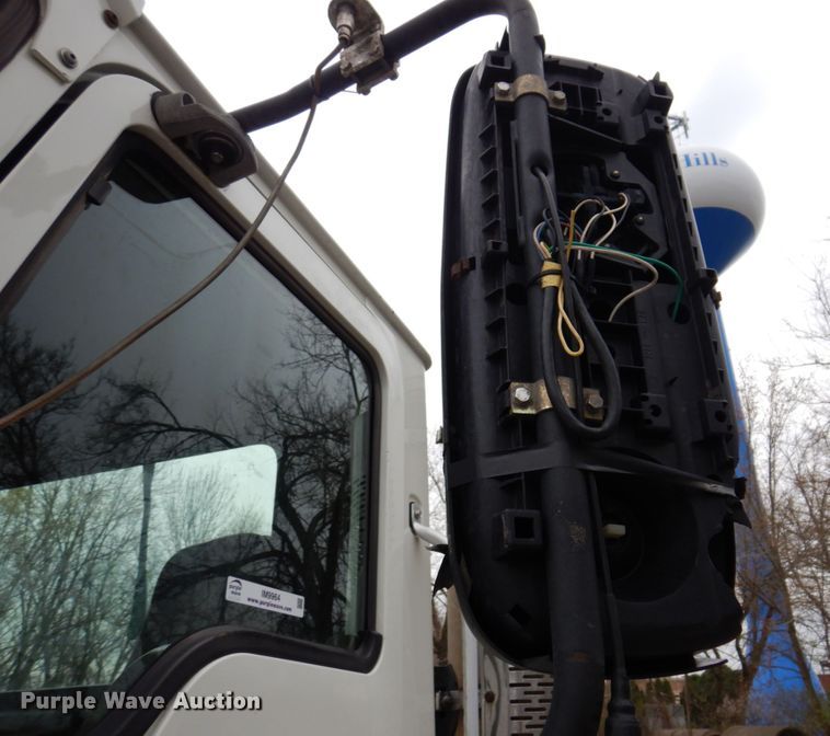 image for item IM9964 2006 Mack CHN600  semi truck