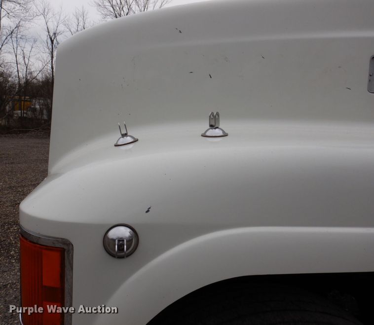 image for item IM9964 2006 Mack CHN600  semi truck