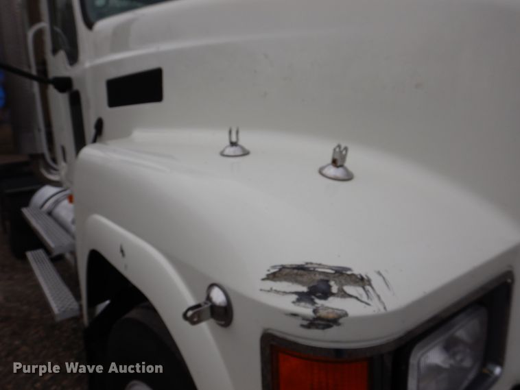 image for item IM9964 2006 Mack CHN600  semi truck