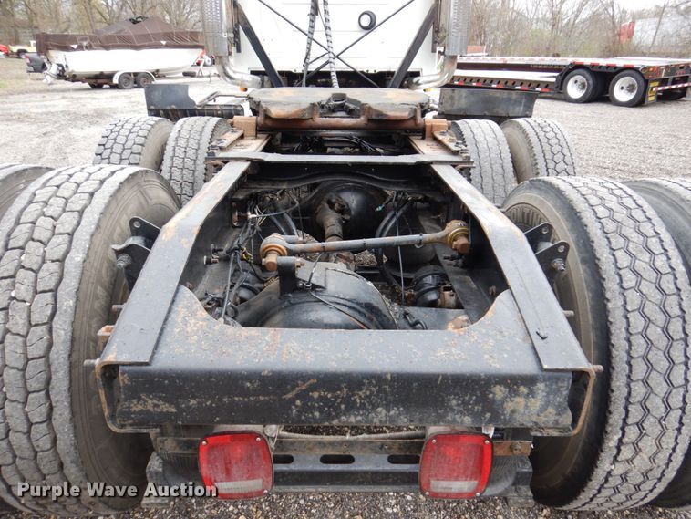 image for item IM9964 2006 Mack CHN600  semi truck