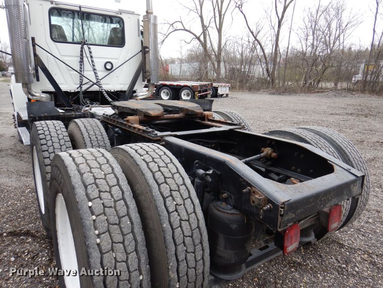 image for item IM9964 2006 Mack CHN600  semi truck